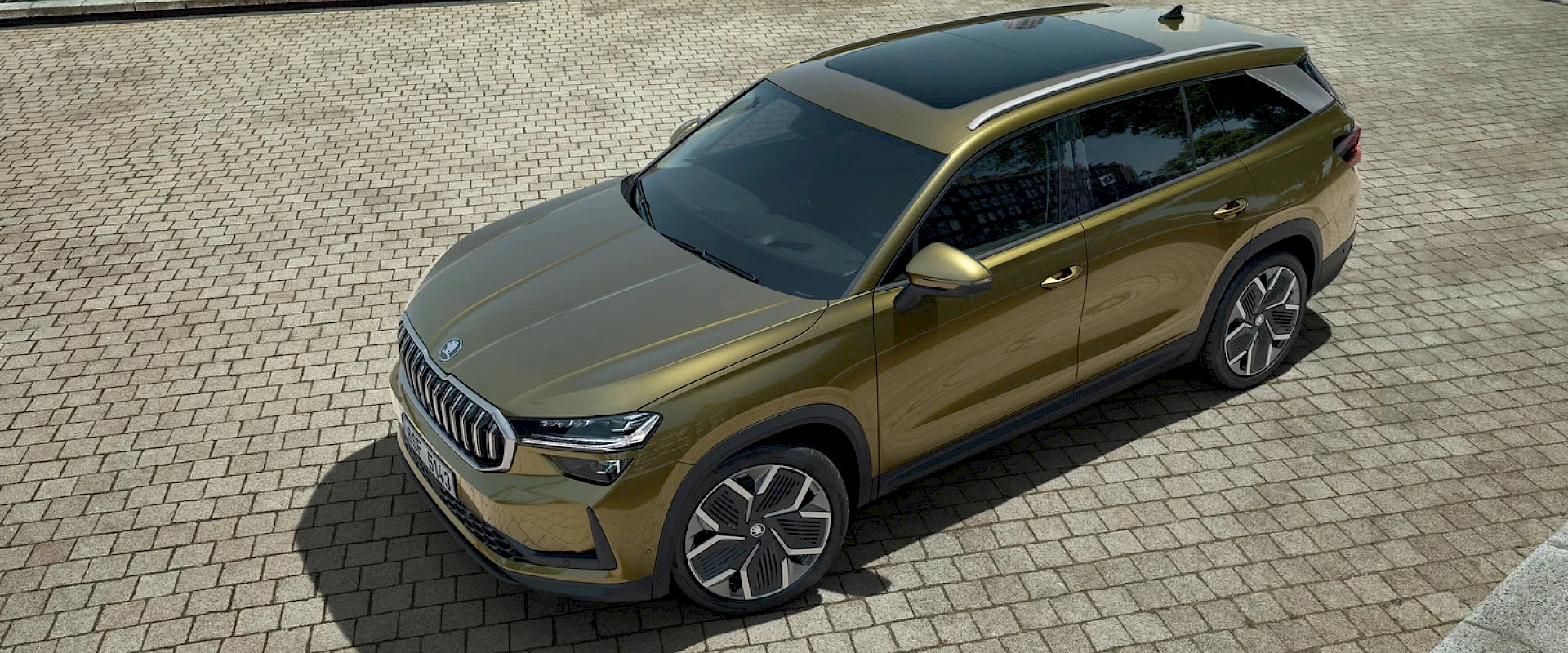 Скульптурный капот с обновленным логотипом &Scaron;koda и черные пластиковые элементы придают автомобилю солидность.