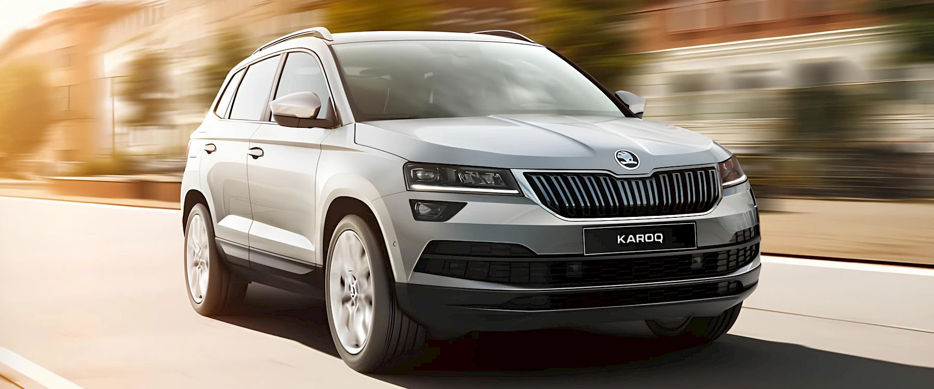 Высоко расположенные фары и решетка радиатора делают Karoq безошибочно узнаваемым в потоке.