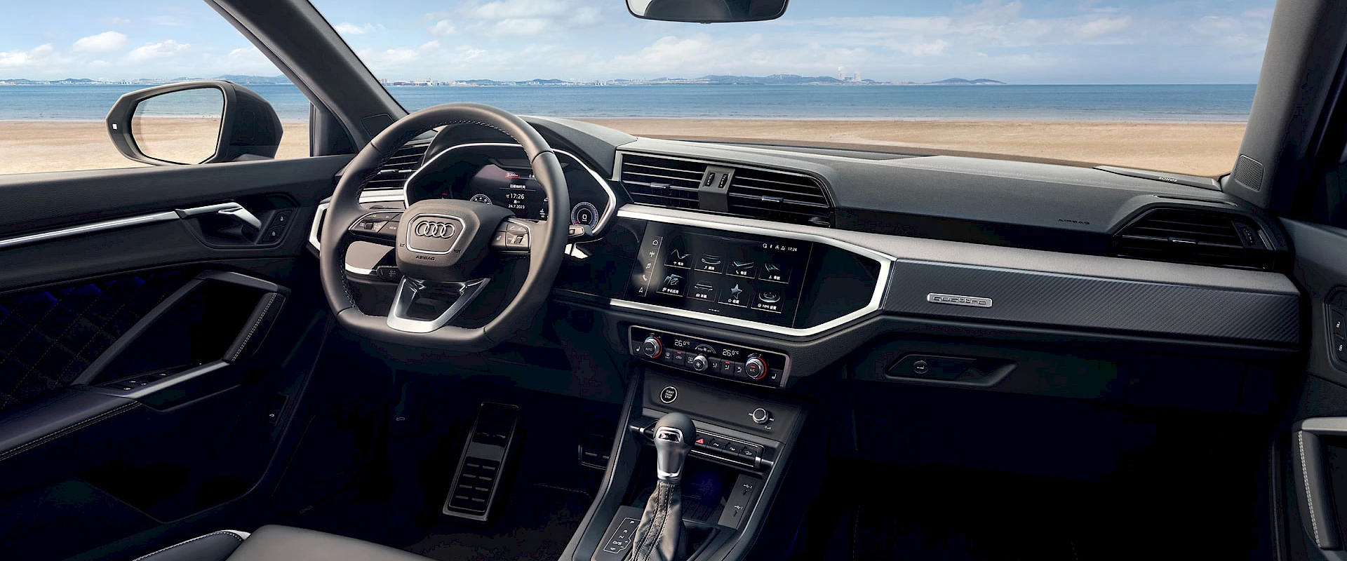 Цифровая приборная панель Audi virtual cockpit и центральный экран развёрнуты к водителю.