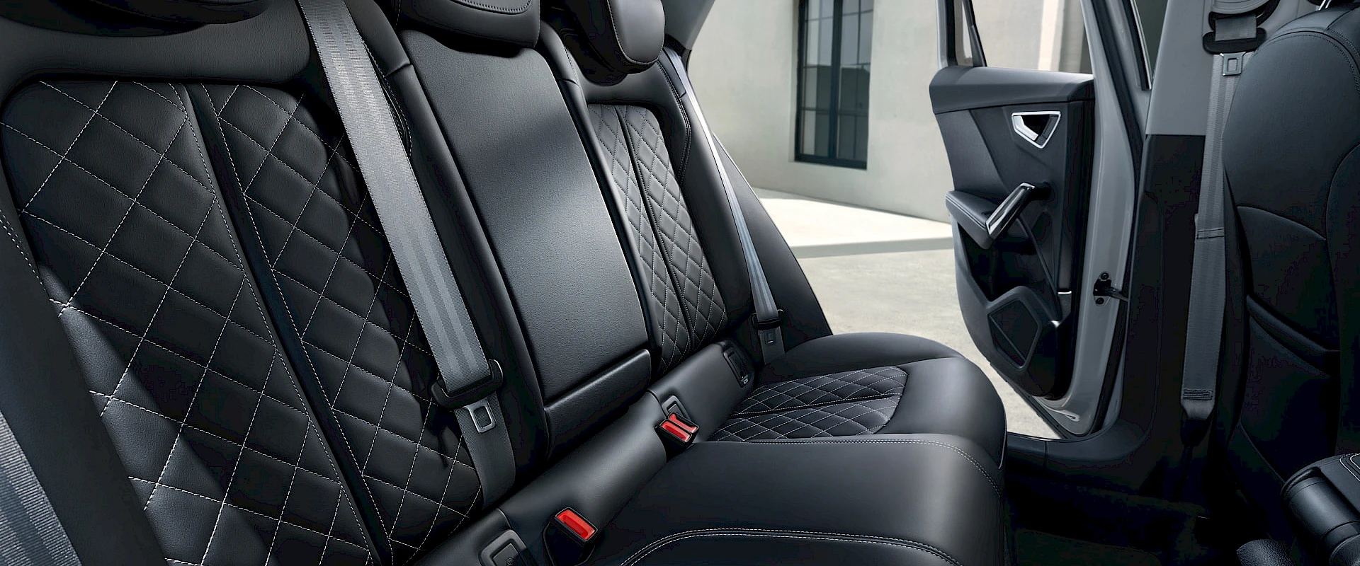 Задний ряд с алмазной прострочкой и креплениями ISOFIX.