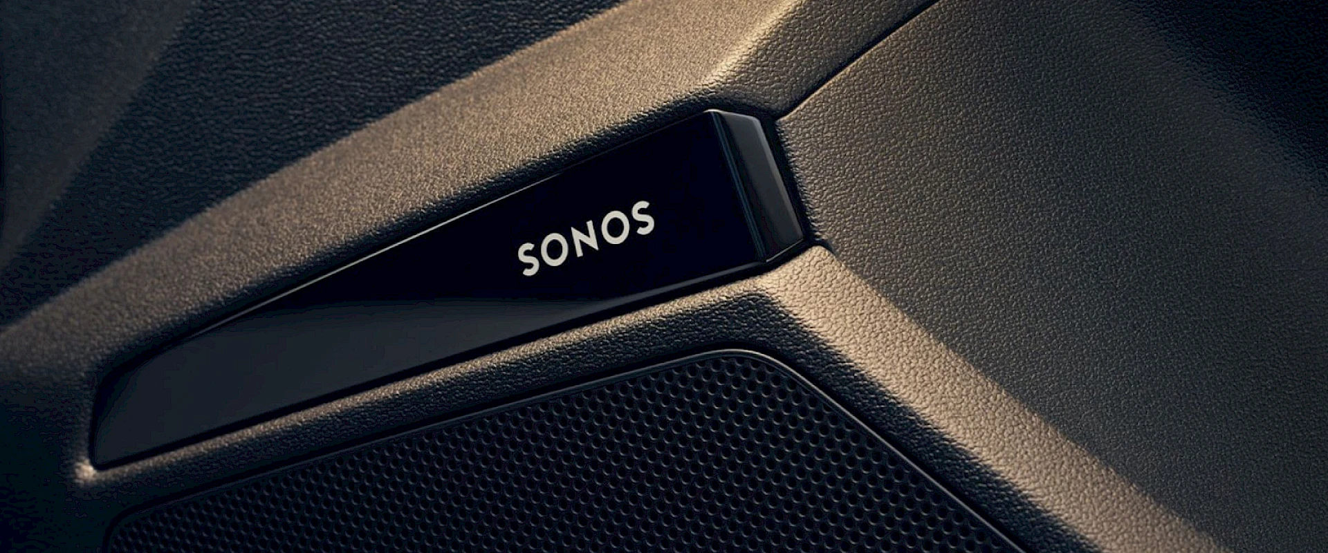 Аудиосистема Sonos: динамики встроены в дверные карты и переднюю панель.
