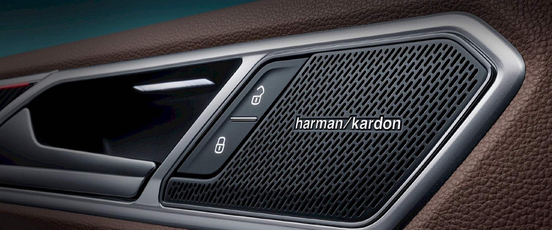 Акустическая система Harman Kardon. 10 динамиков с культовой поднимающейся решёткой обеспечивают впечатления от прослушивания высокого уровня.