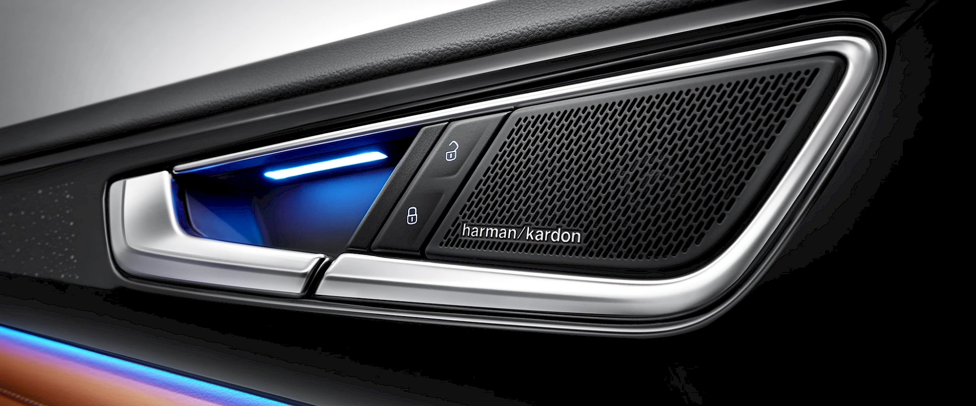 Акустическая система Harman Kardon. Премиум-акустика с полым центральным каналом обеспечивает высококачественное звучание.